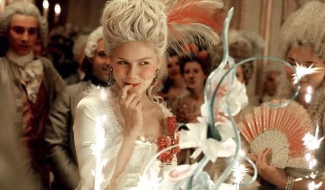  斩首|王后即将被斩首，在刑场无意间踩到刽子手的脚，说了句话永恒流传