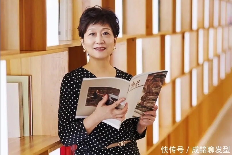 时髦|60岁女人别总烫小卷发,试试优雅又大气的摩根柔卷烫,减龄又时髦