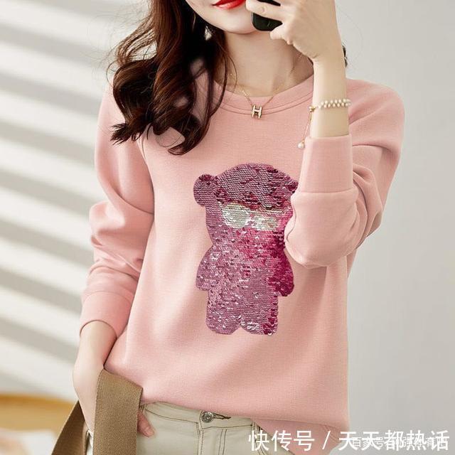 深秋后,建议试试穿“小熊卫衣+老爹裤”,上身洋气又减龄!