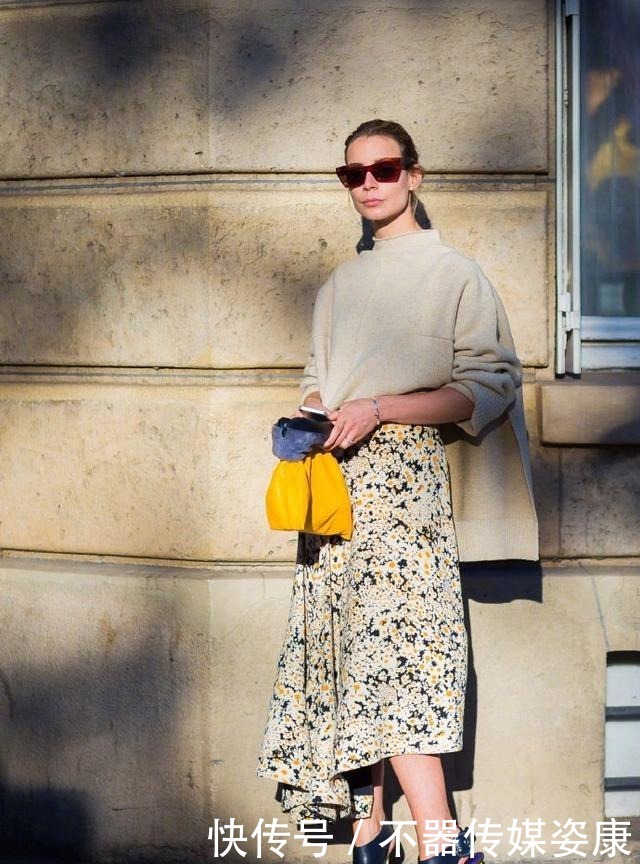 秋冬必备的“毛衣+半裙”,今年流行这样来穿,温暖时髦又显瘦