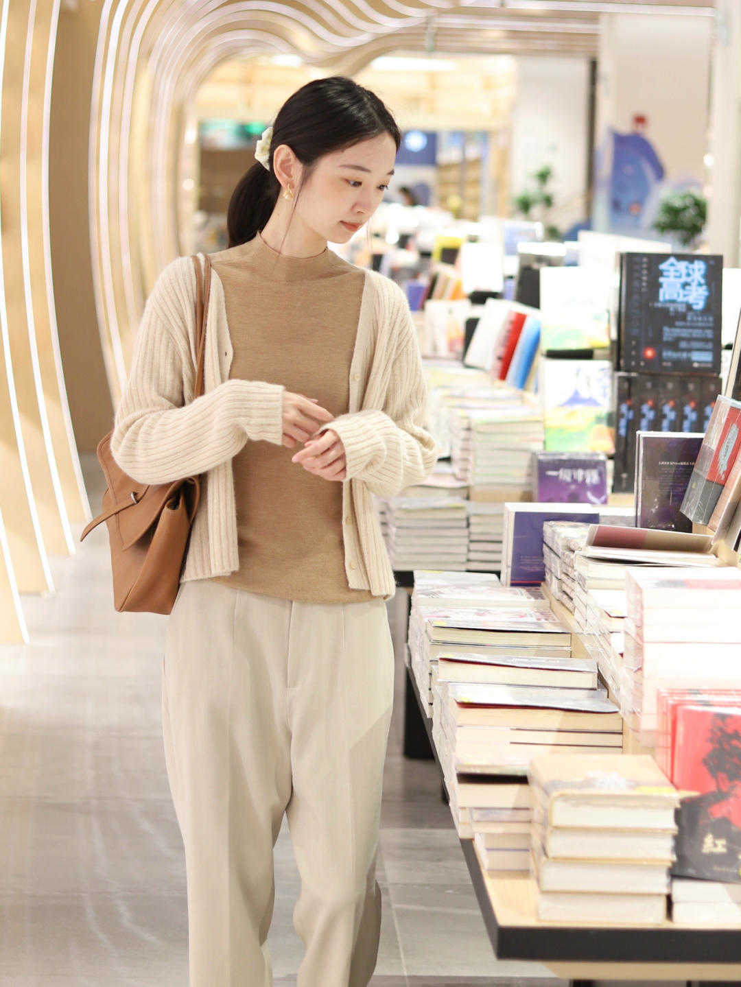 穿搭 今年有种火叫杏色穿搭,气质好看又显白,可以尝试一下