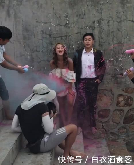 新郎|新婚夫妻拍婚纱照被恶搞,新郎一脸不屑,成片出来后,效果惊人!