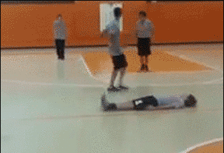 |搞笑GIF：爱妃别怕，朕帮你人工呼吸！