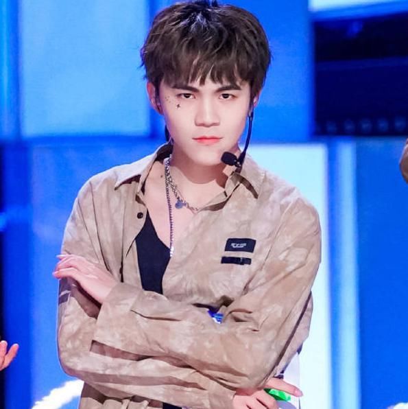 诺言现如今进退两难，秀场打榜很难出道，重回赛场无法首发