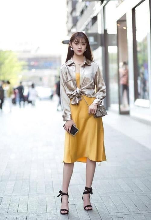 衬衣|美女穿搭：小姐姐爱穿白色短袖衬衣，看起来时尚感十足，走在街上回头率超高