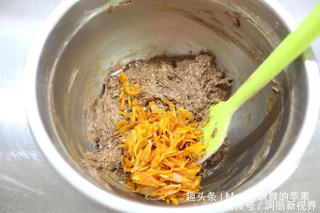 出炉|夏天想吃蛋糕别愁,2个鸡蛋做12个小蛋糕,15分钟出炉,省心快手