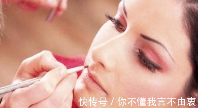涂抹|口红不要横着涂，化妆师称很多女生都做错了，难怪掉色难看！