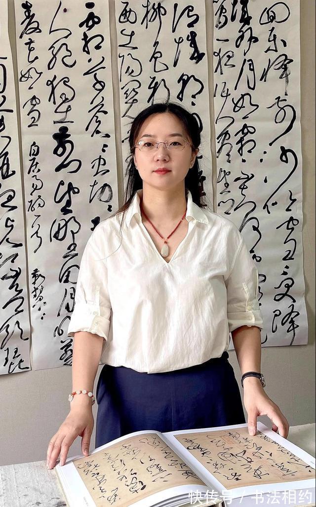 周慧珺#七届兰亭奖唯一女性获得者靳慧慧,其草书很“麻辣”,实至名归