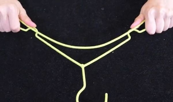 在衣架上挂两个塑料瓶,放阳台太实用了,解决了家家户户的大烦恼