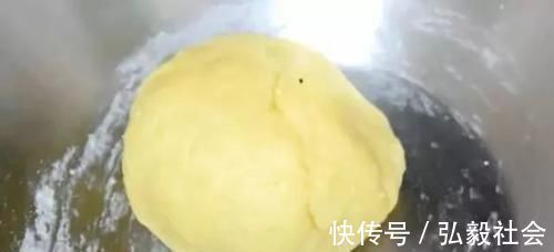 一碗面粉加两个鸡蛋,不需要一滴水,越吃越上瘾,刚上桌就抢空