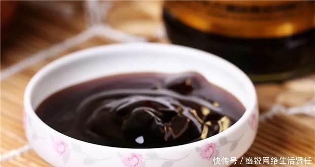 汤汁|132年前,他因煮菜忘关火意外熬出黑色汤汁,如今成家家必备产品