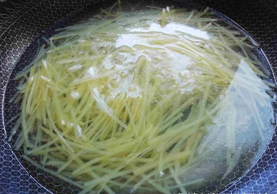 朋友们|这菜维C含量是苹果的4倍,一年四季都不贵,切丝一拌,爽脆又开胃