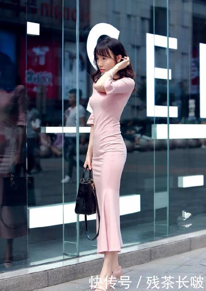 小姐姐脚上搭配上一双尖头的高跟鞋，绸缎的面料，高贵有气质