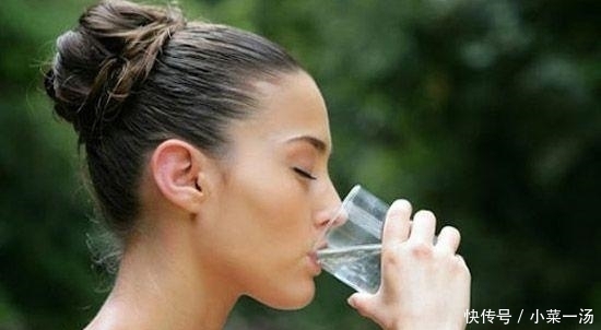 除了早上起床喝杯温开水,还要保持3个好习惯,对健康才有大帮助