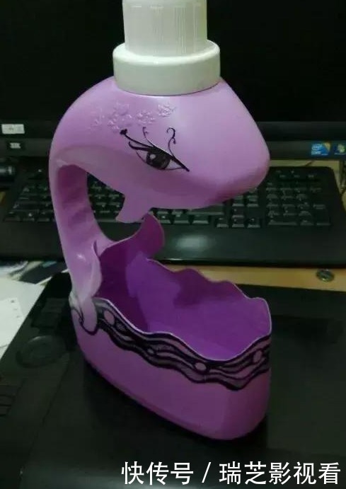 家中用完的“洗衣液桶”别丢了,剪上2刀,秒变养花神器,太美了