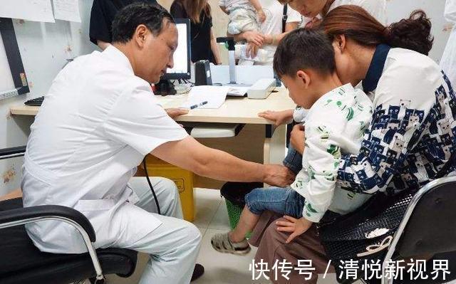 腿部|3岁儿子腿部畸形,只因妈妈的小动作,很多家长还不自知