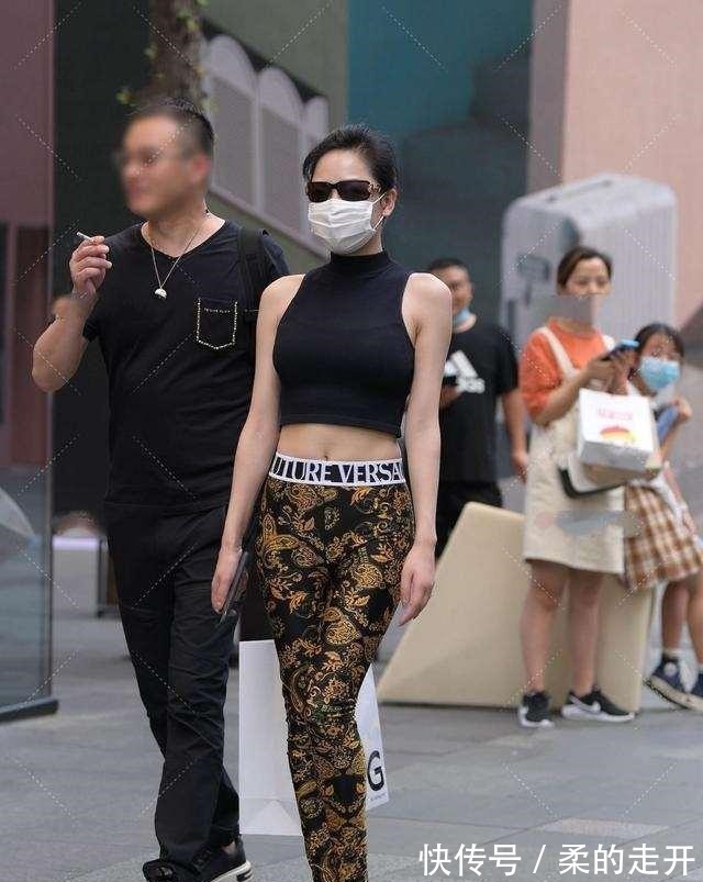 打底裤 精致的印花打底裤穿搭，休闲还减龄，魅力无穷！