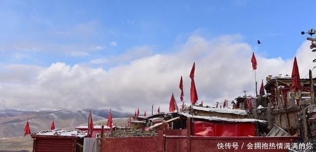 世界上最大的佛学院，隐藏在雪域高原的崇山峻岭中，令人震撼