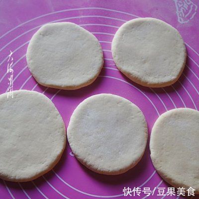 牛奶|#我的养生日常-远离秋燥#一杯面粉半杯牛奶，完美的初秋早餐饼