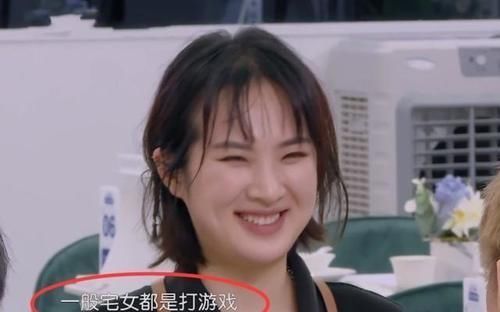 全员干活唯独姚安娜玩手机，连黄晓明讲话都忽视，这是有多大牌？