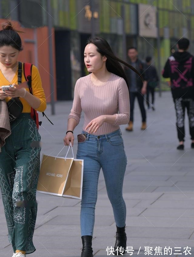 阿成 藕粉色上衣温柔淡雅,搭配牛仔裤,兼具休闲范儿与浪漫气质!