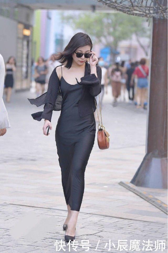 吊带 美女穿搭:吊带连衣裙外加黑色薄纱外套,气质出众,笑容迷人