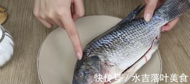 解冻鱼不能直接用水泡,海产老板教我一招,解冻后和新鲜买的一样!