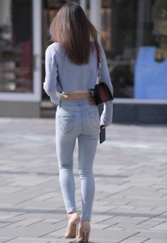 外套|“运动风”上衣搭配外套走肚脐装,浅蓝色牛仔裤和高跟鞋“经典不过时”