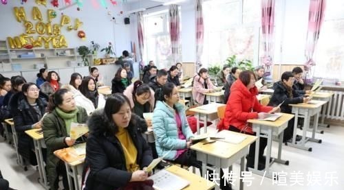 学生|90后辣妈穿着“抢眼”开家长会,成全班焦点,考虑过孩子感受吗