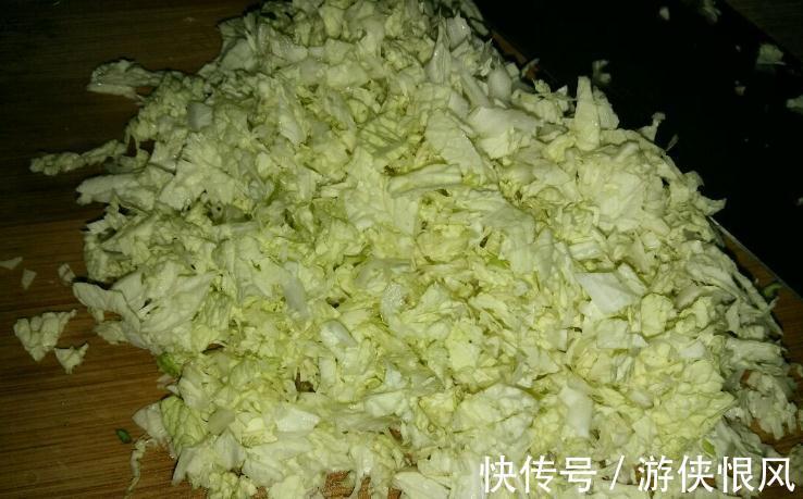 调白菜馅,不要用盐杀水或者焯水,巧用一招,饺子好吃还营养高