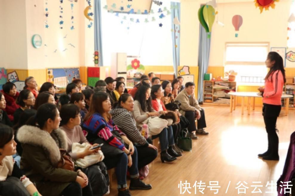 90后|90后辣妈给儿子开家长会,却因穿着惹争议,孩子尴尬抬不起头