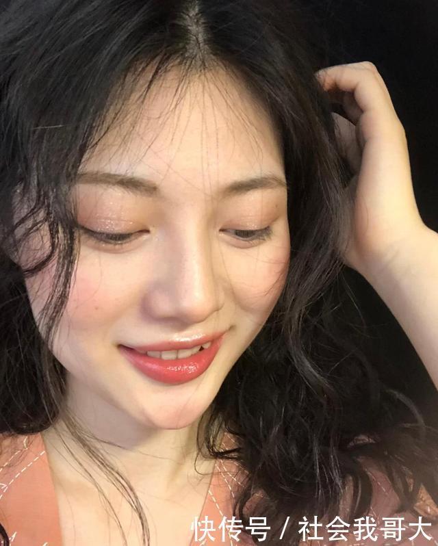 酒红色|这4只热门色,黄皮一涂就踩雷,显黑不说还显老,看你有吗