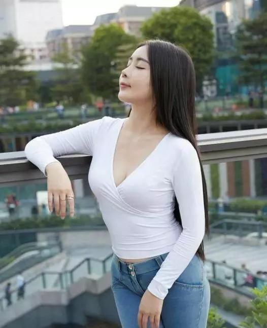 街拍紧身牛仔裤美女,彰显美丽自己的女神范时尚任你炫