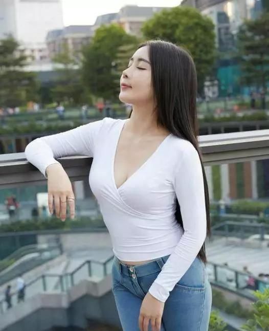  彰显|街拍紧身牛仔裤美女，彰显美丽自己的女神范时尚任你炫