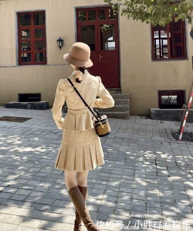 马甲 想显高显瘦不如试一下叠穿，毛衣马甲配白色衬衫和半身裙，超洋气