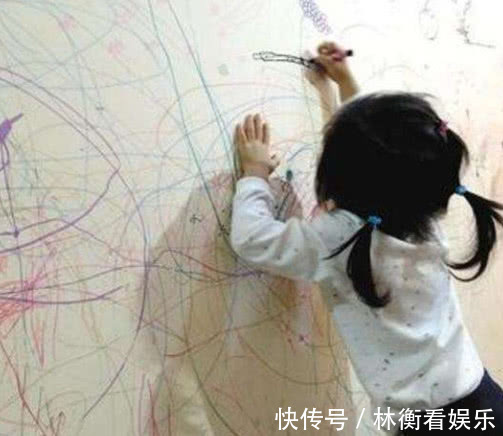 妙招|女儿在门上乱涂乱画,美术生妈妈想出妙招,网友这才是教育