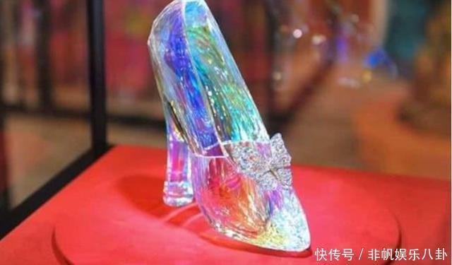 热玻璃|日本设计师耗费8年时间,用嘴吹出一双水晶鞋,网友太美了