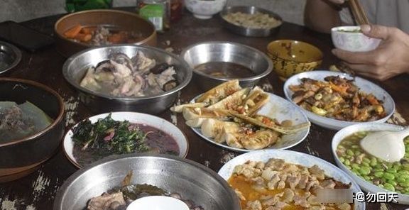 农村|儿女吵着要回农村老家,公婆热情得恨不得杀猪招待,吃到打饱嗝