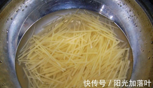 炒土豆丝要放几次醋很多人放少了,难怪不爽脆不酸香!