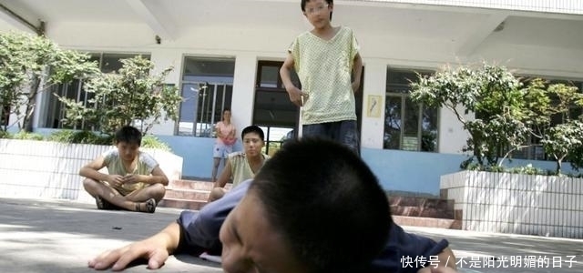 爸爸|孩子在幼儿园受欺负,回家哭诉,爸爸的反应让宝妈竖起大拇哥