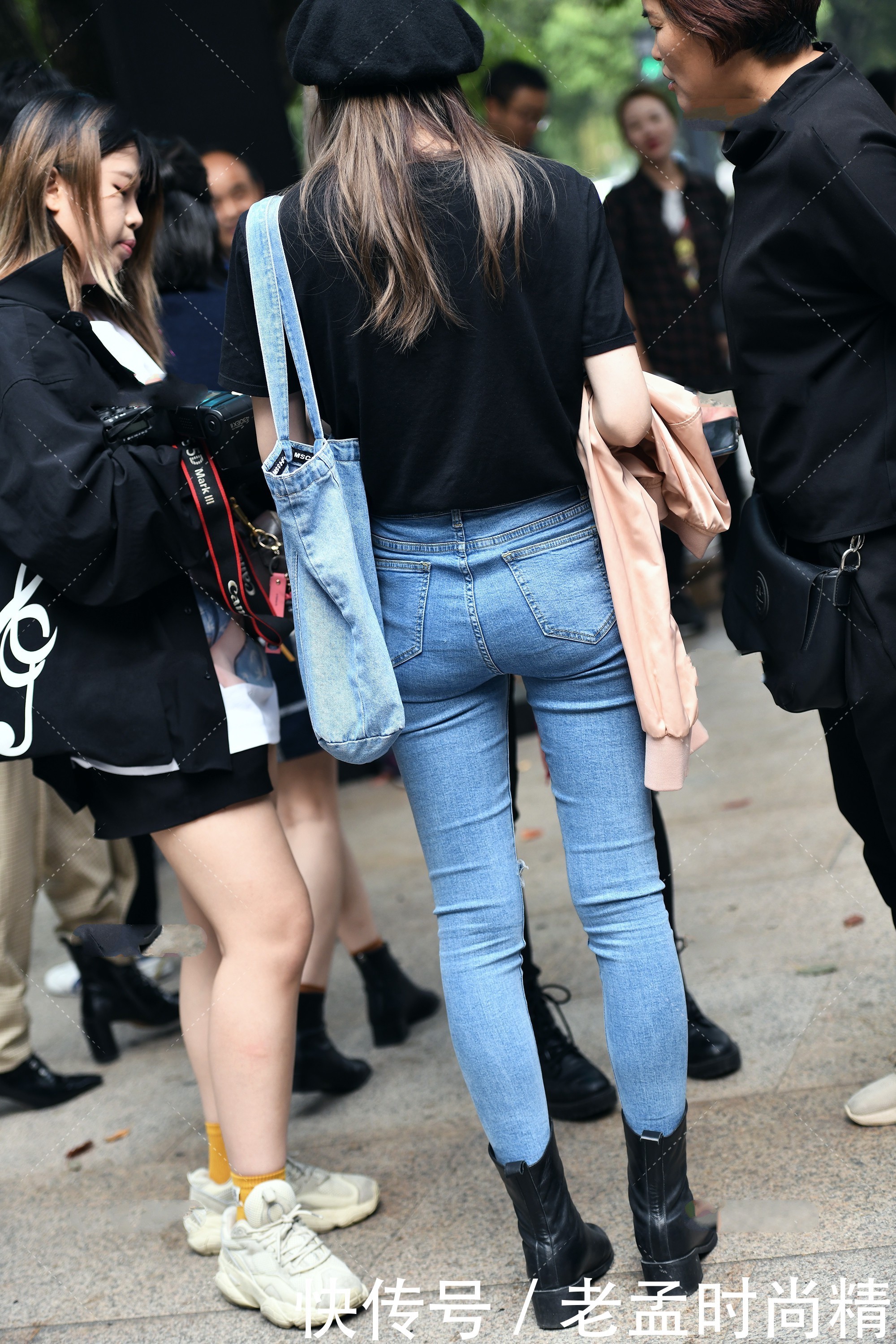 破洞元素|黑色短袖搭配蓝色长裤,可以穿出一种既休闲,又酷的感觉