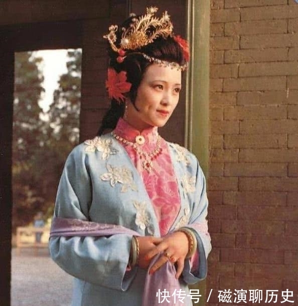 秦可卿的葬礼上,贾珍因腿部受伤而拄着拐杖,是被谁打的?