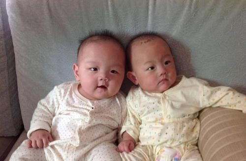 小婷|吃母乳和喝奶粉会有多大差别双胞胎兄弟，一年后的状态令人心疼