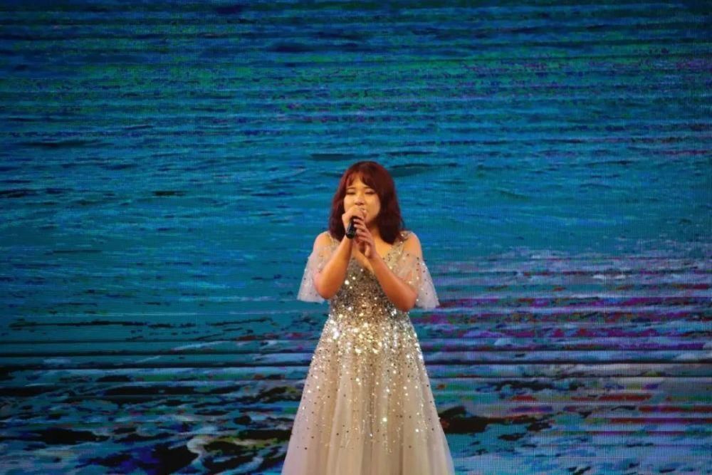 冬天的第二场雪和今晚的校园歌手大赛更配噢～