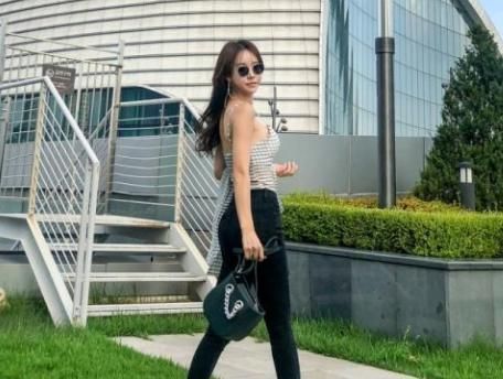 时尚|小姐姐爱穿贴身的紧身牛仔裤,发挥女神的优势