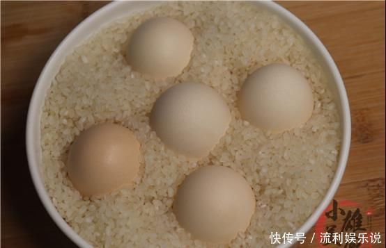 保存鸡蛋我家从不放冰箱,教你这一招,放一年都不会坏,都学一学