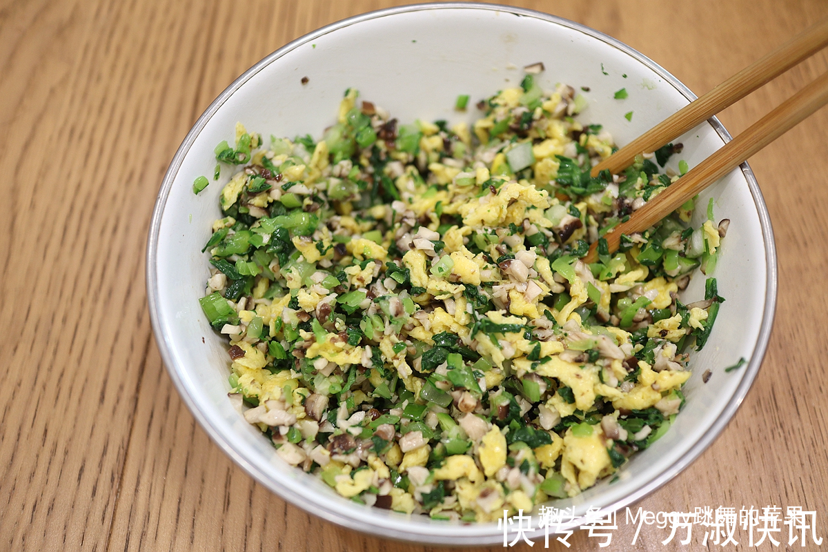 中筋面粉|打工人爱吃的素馅饺子，3种家常食材很划算，清香美味比肉受欢迎