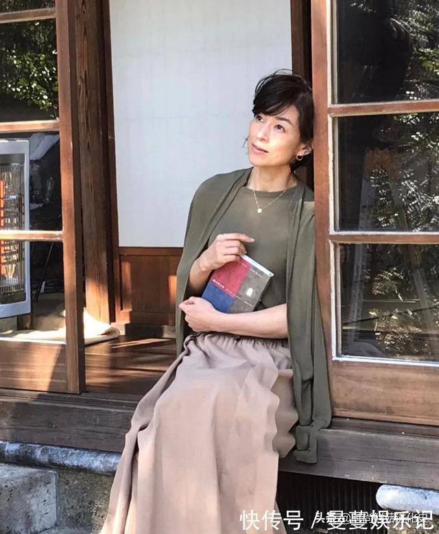 配饰 介绍日本女人的3个穿衣习惯,美得温柔自然!年纪大也能优雅迷人