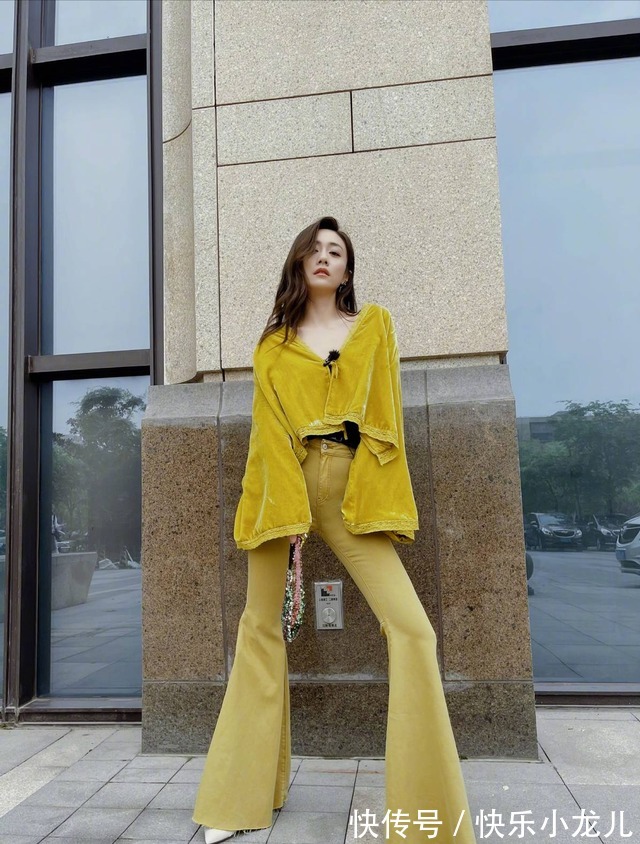 时髦 时尚穿搭,穿印花套装内搭露脐装,造型个性张扬