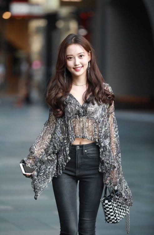 肤白貌美的小姐姐,甜甜一笑很动人,穿搭也很突出啦